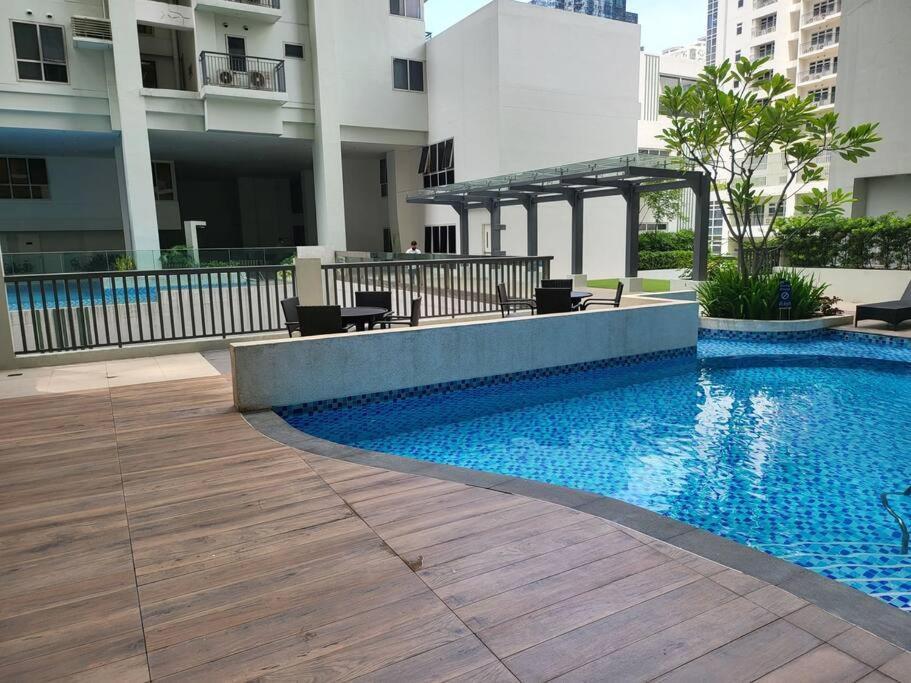 Apartament Luxury @ Bgc Sleeps 6 Comfortably Fast Wifi Pool! Manila Zewnętrze zdjęcie