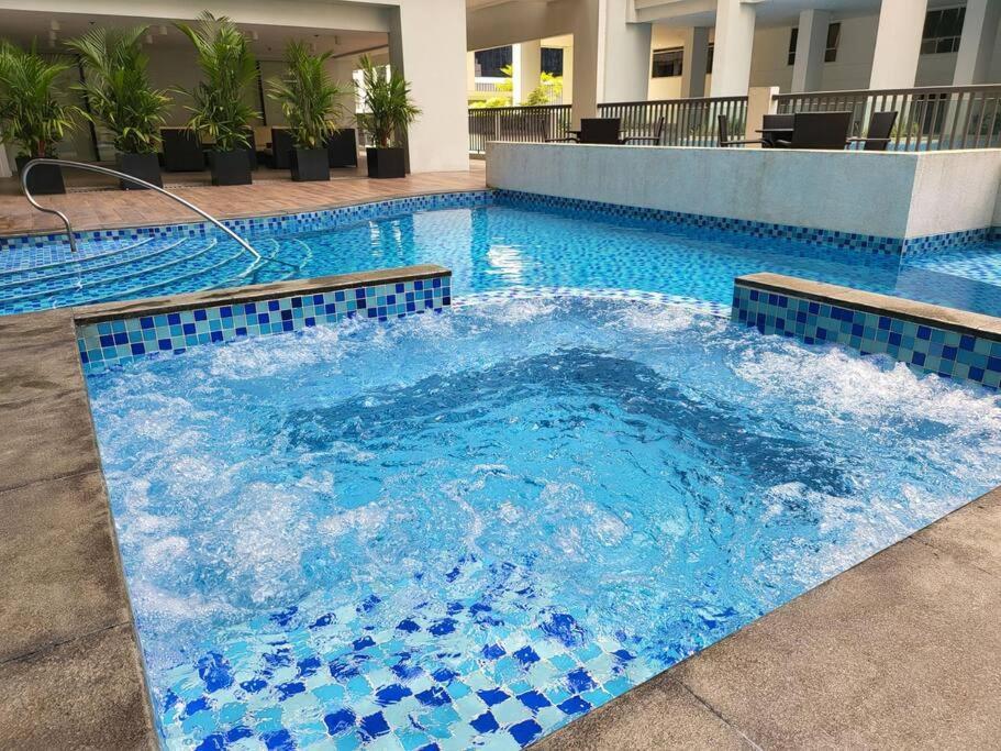 Apartament Luxury @ Bgc Sleeps 6 Comfortably Fast Wifi Pool! Manila Zewnętrze zdjęcie