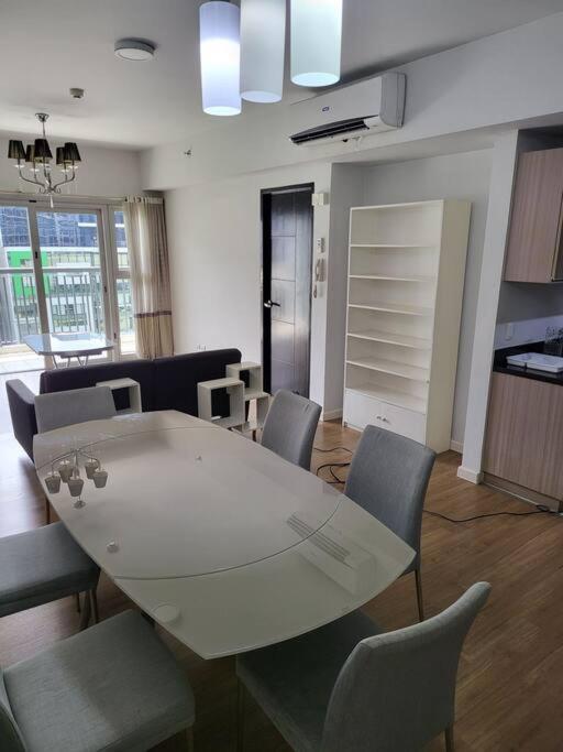 Apartament Luxury @ Bgc Sleeps 6 Comfortably Fast Wifi Pool! Manila Zewnętrze zdjęcie