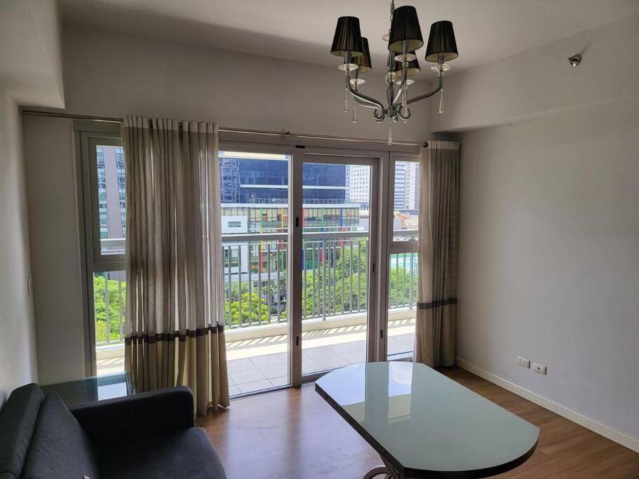Apartament Luxury @ Bgc Sleeps 6 Comfortably Fast Wifi Pool! Manila Zewnętrze zdjęcie
